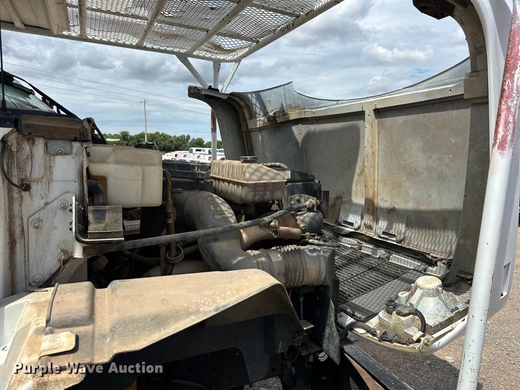 image for item EJ8957 2000 Chevrolet  C7500 bucket truck