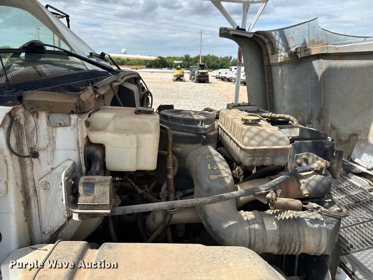 image for item EJ8957 2000 Chevrolet  C7500 bucket truck