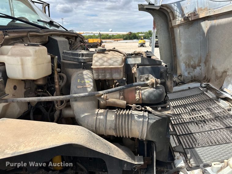 image for item EJ8957 2000 Chevrolet  C7500 bucket truck