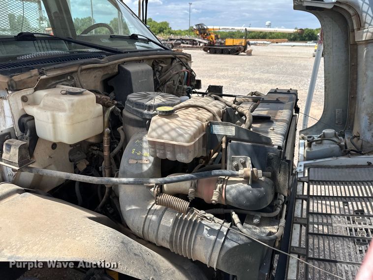 image for item EJ8957 2000 Chevrolet  C7500 bucket truck