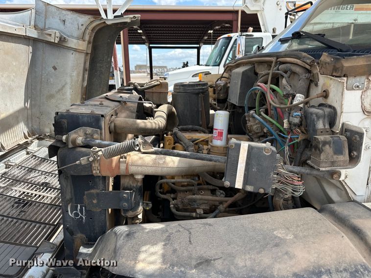 image for item EJ8957 2000 Chevrolet  C7500 bucket truck