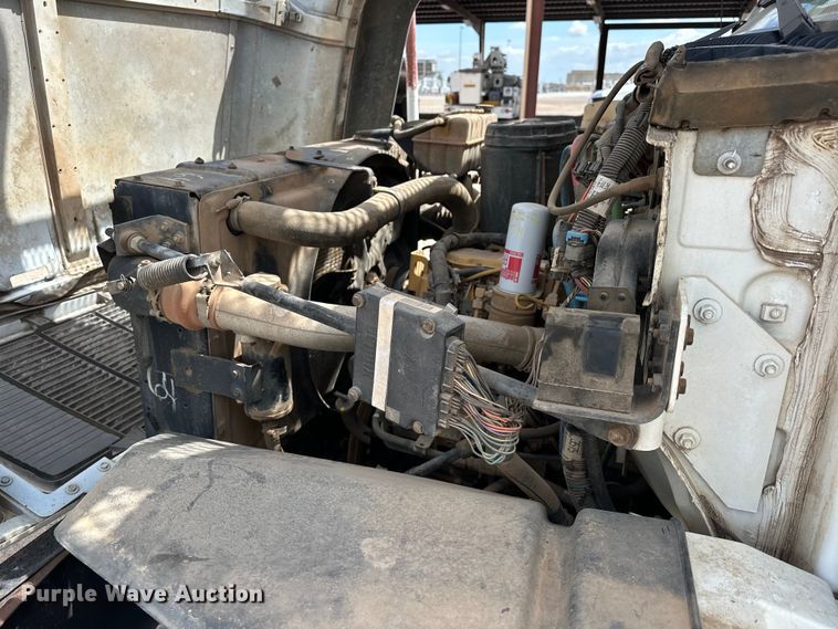 image for item EJ8957 2000 Chevrolet  C7500 bucket truck