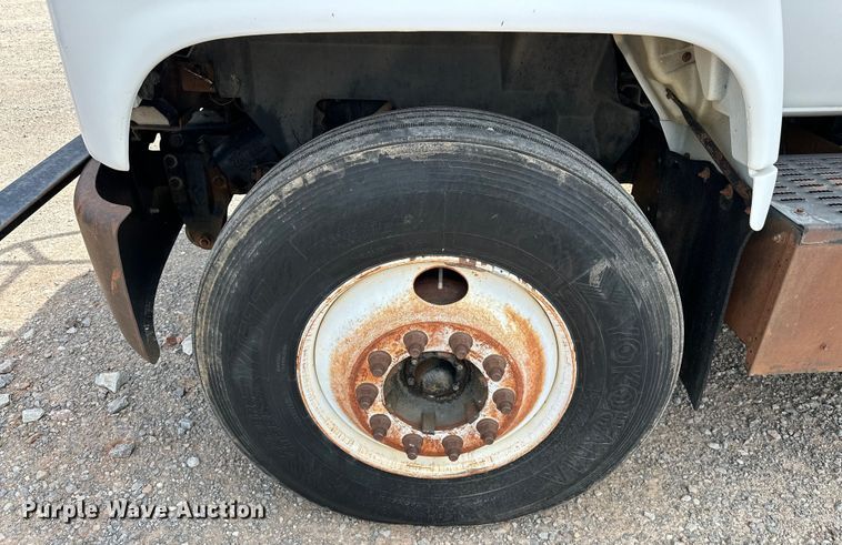 image for item EJ8957 2000 Chevrolet  C7500 bucket truck