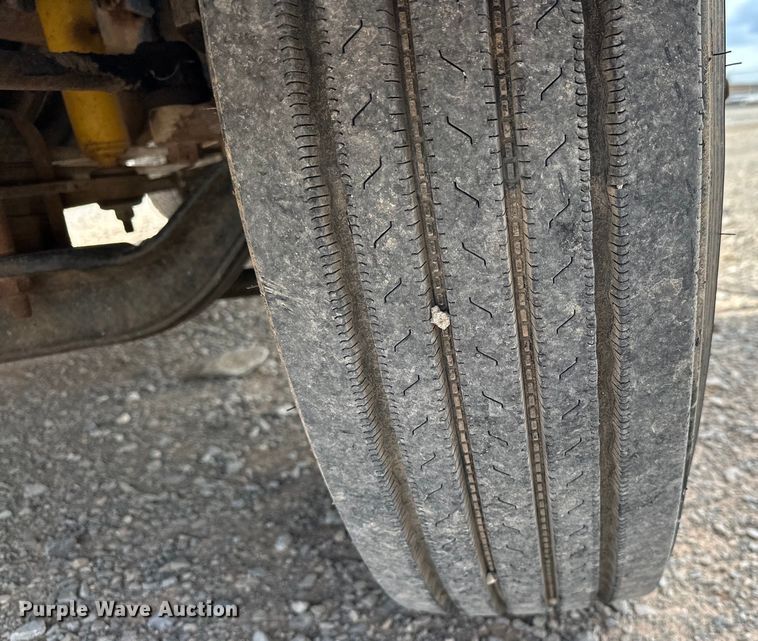 image for item EJ8957 2000 Chevrolet  C7500 bucket truck