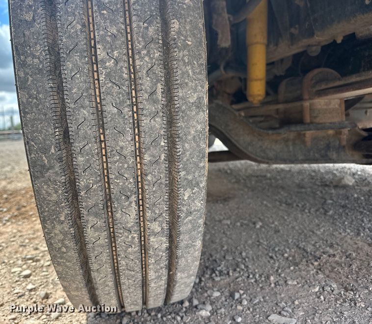 image for item EJ8957 2000 Chevrolet  C7500 bucket truck