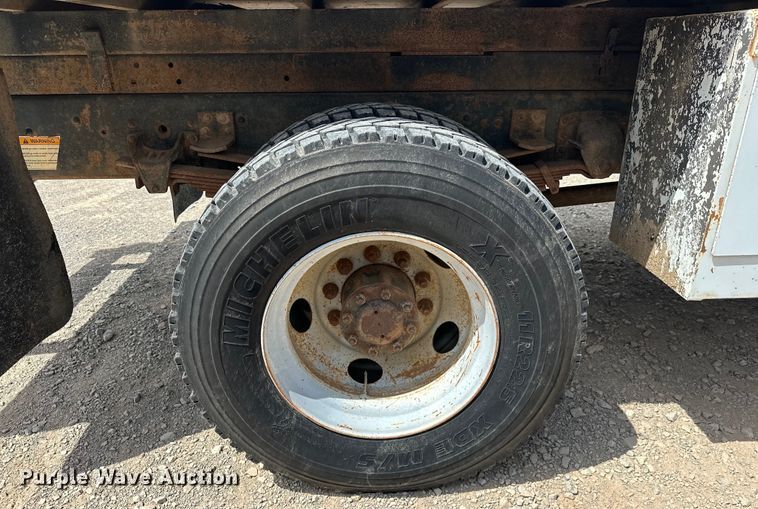 image for item EJ8957 2000 Chevrolet  C7500 bucket truck