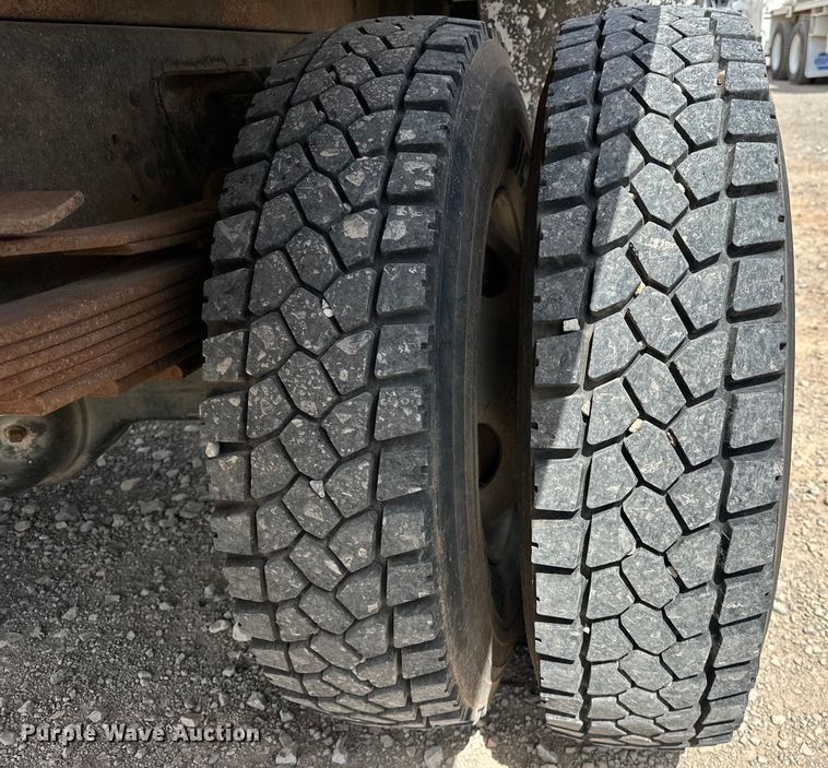 image for item EJ8957 2000 Chevrolet  C7500 bucket truck