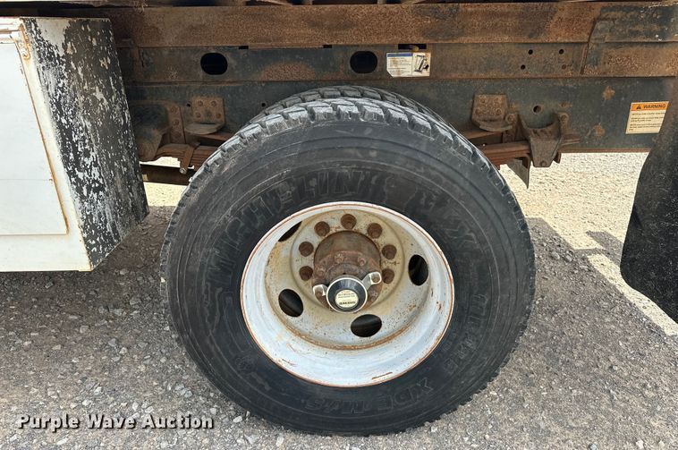 image for item EJ8957 2000 Chevrolet  C7500 bucket truck