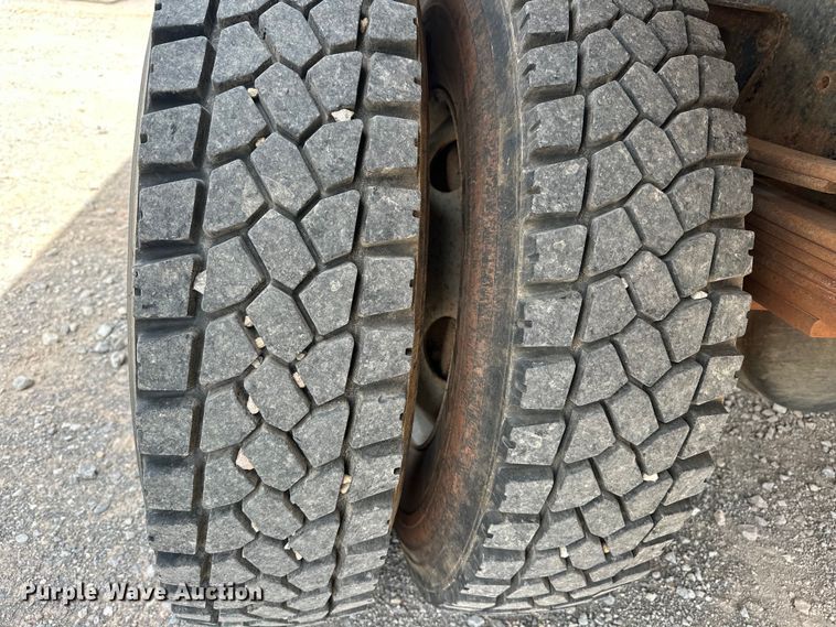 image for item EJ8957 2000 Chevrolet  C7500 bucket truck