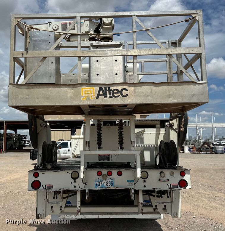 image for item EJ8964 2006 International  7600 bucket truck