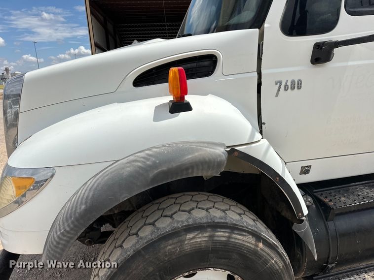 image for item EJ8964 2006 International  7600 bucket truck