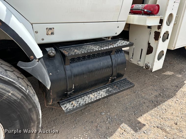 image for item EJ8964 2006 International  7600 bucket truck