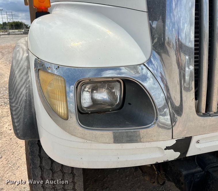 image for item EJ8964 2006 International  7600 bucket truck