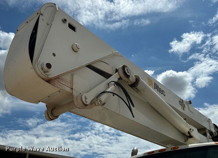 image for item EJ8964 2006 International  7600 bucket truck