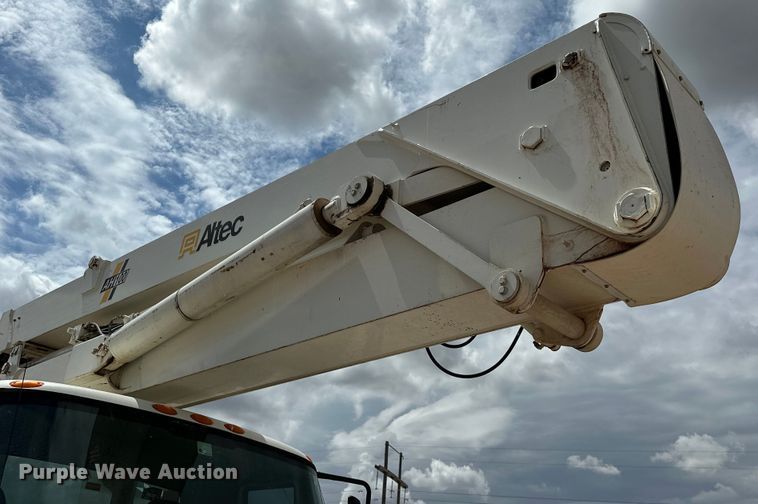 image for item EJ8964 2006 International  7600 bucket truck