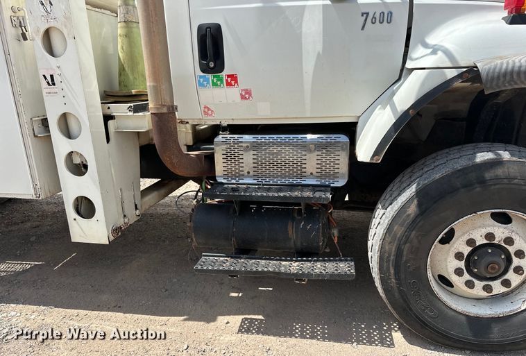 image for item EJ8964 2006 International  7600 bucket truck