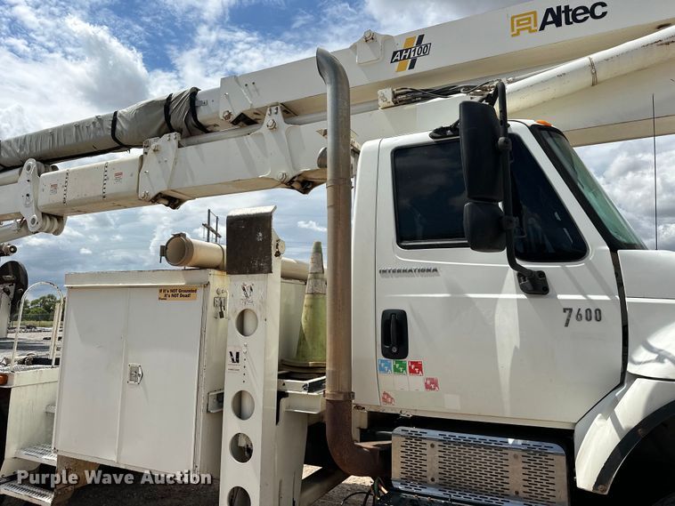 image for item EJ8964 2006 International  7600 bucket truck