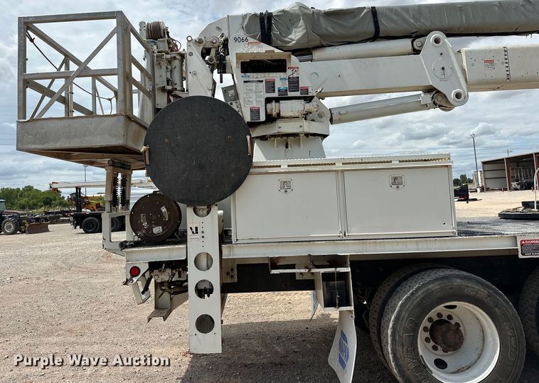 image for item EJ8964 2006 International  7600 bucket truck