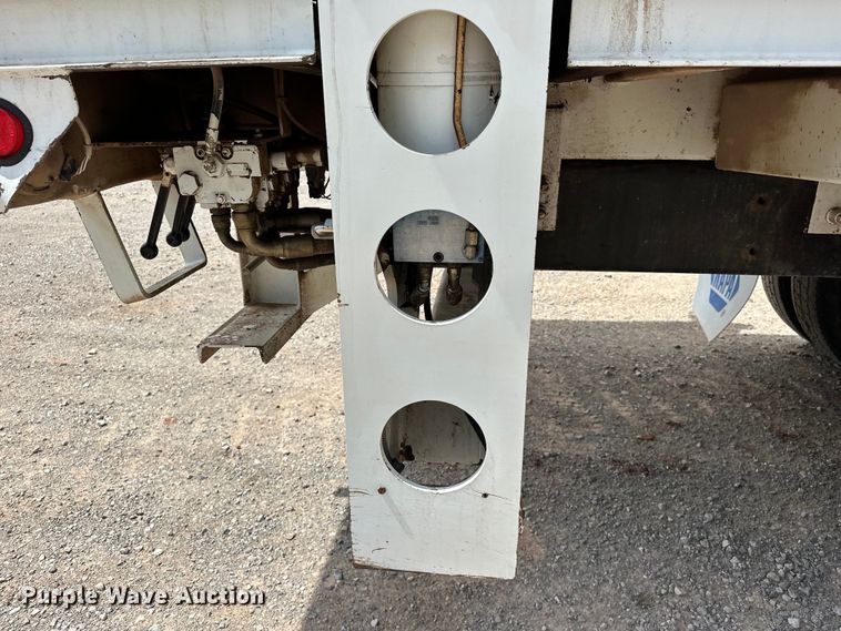 image for item EJ8964 2006 International  7600 bucket truck