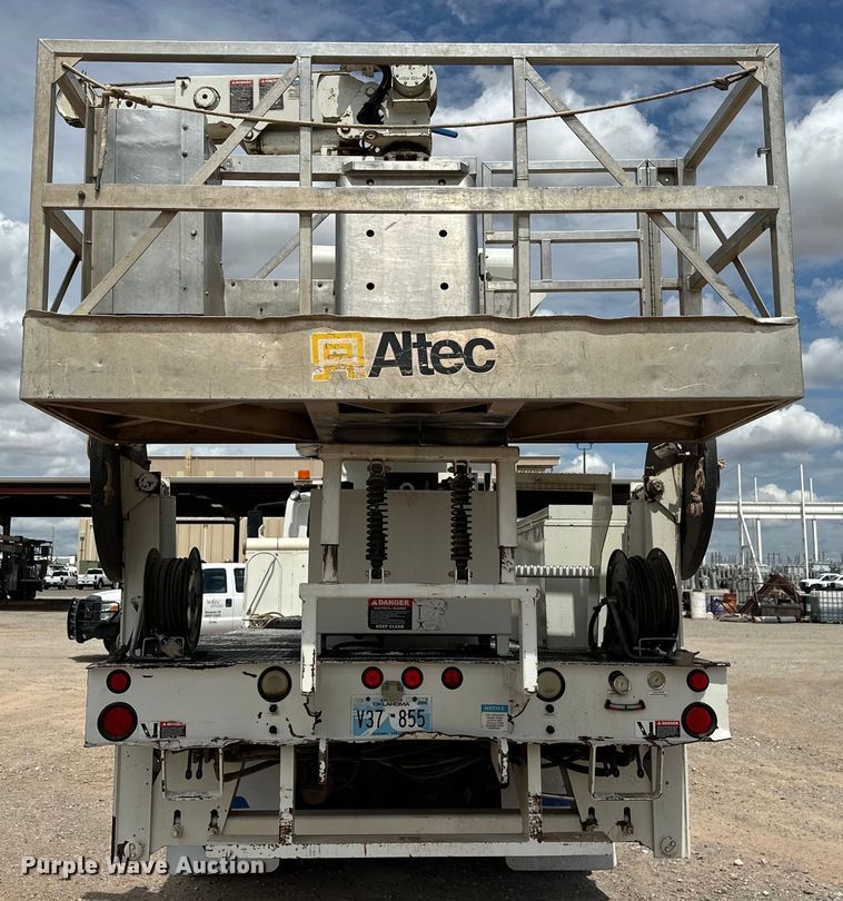 image for item EJ8964 2006 International  7600 bucket truck