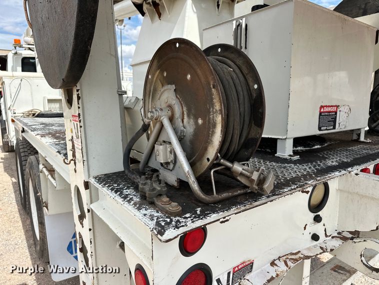 image for item EJ8964 2006 International  7600 bucket truck