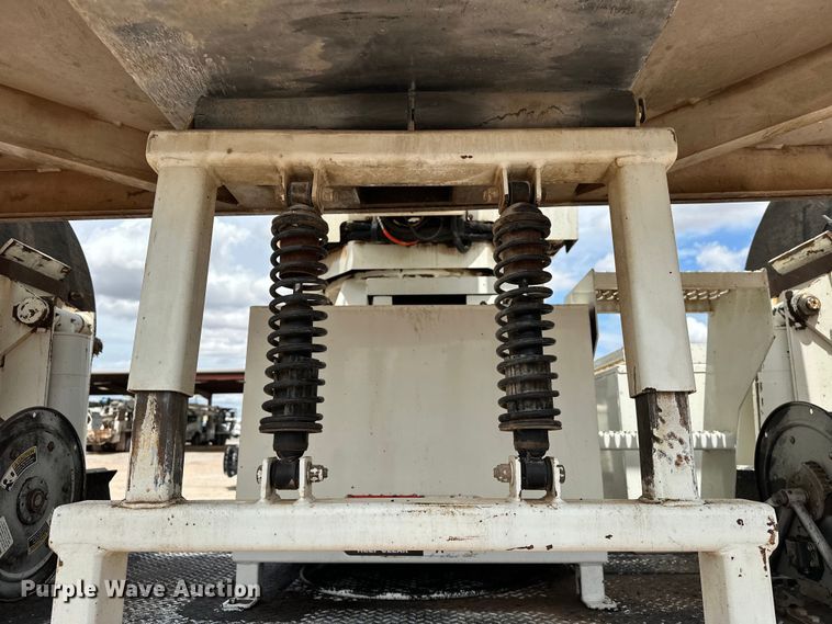 image for item EJ8964 2006 International  7600 bucket truck