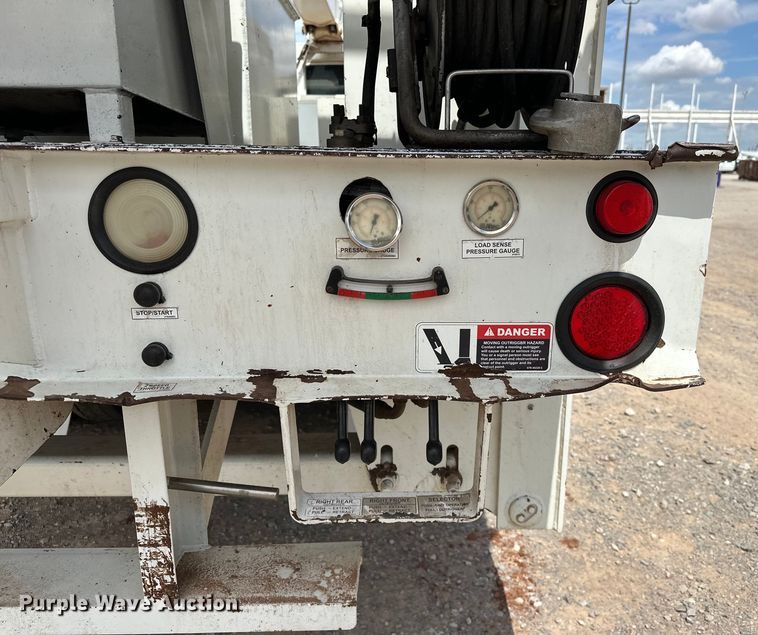 image for item EJ8964 2006 International  7600 bucket truck