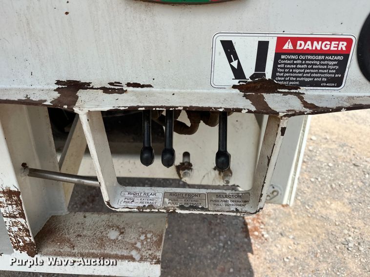 image for item EJ8964 2006 International  7600 bucket truck