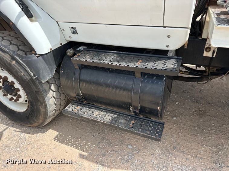 image for item EJ8964 2006 International  7600 bucket truck