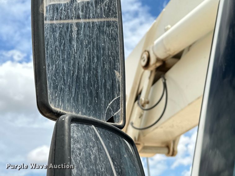 image for item EJ8964 2006 International  7600 bucket truck