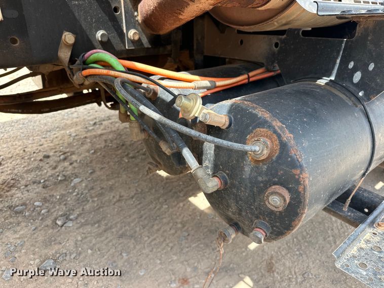 image for item EJ8964 2006 International  7600 bucket truck