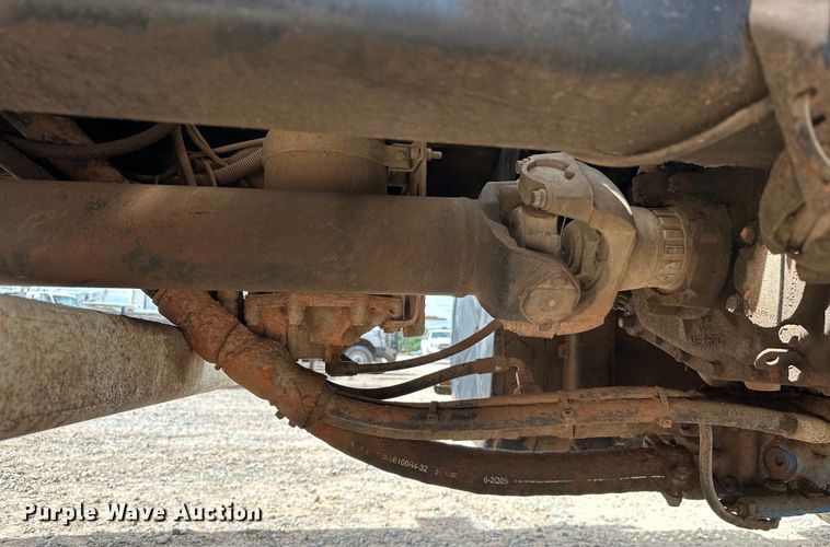 image for item EJ8964 2006 International  7600 bucket truck