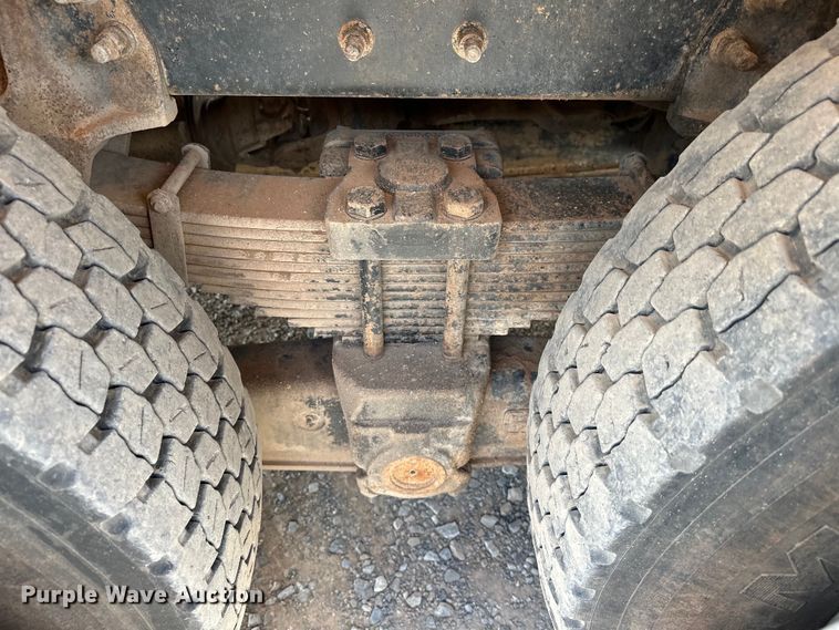 image for item EJ8964 2006 International  7600 bucket truck