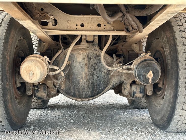 image for item EJ8964 2006 International  7600 bucket truck