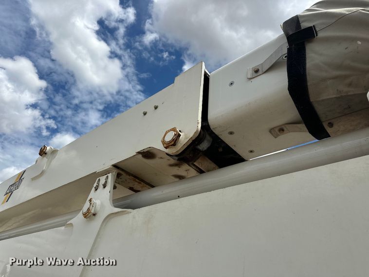 image for item EJ8964 2006 International  7600 bucket truck