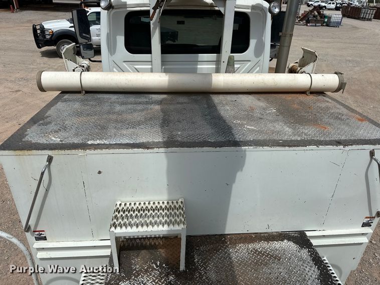 image for item EJ8964 2006 International  7600 bucket truck