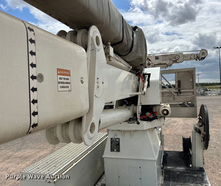 image for item EJ8964 2006 International  7600 bucket truck