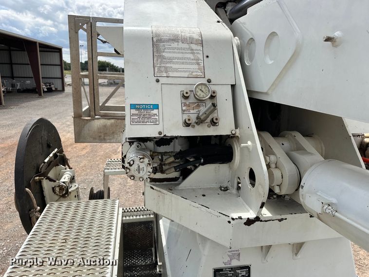 image for item EJ8964 2006 International  7600 bucket truck