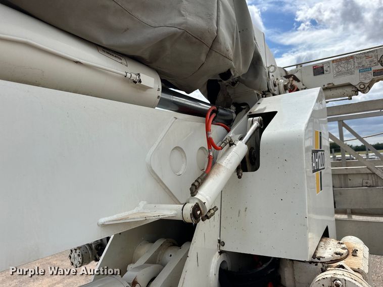 image for item EJ8964 2006 International  7600 bucket truck