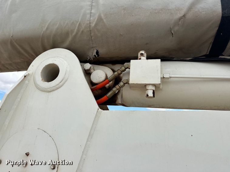 image for item EJ8964 2006 International  7600 bucket truck