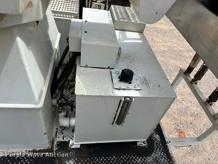 image for item EJ8964 2006 International  7600 bucket truck