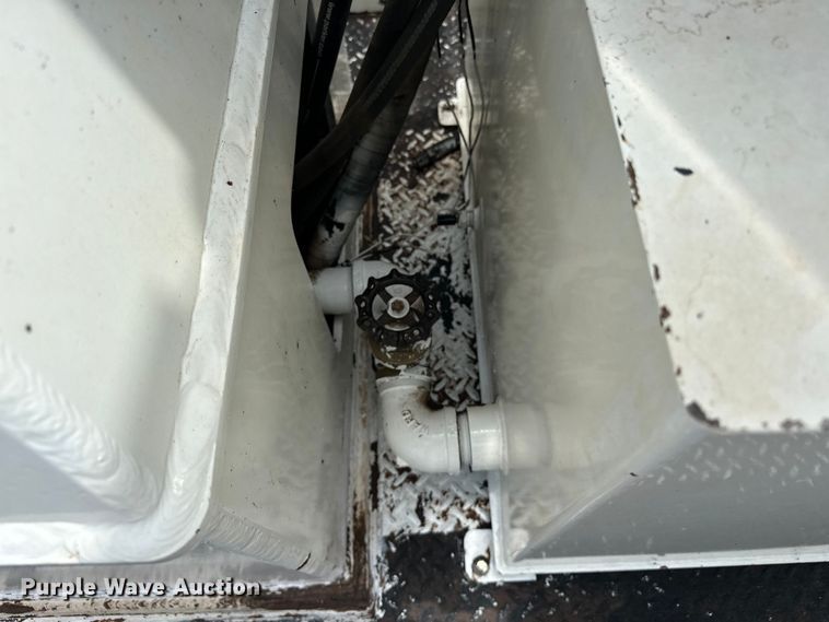 image for item EJ8964 2006 International  7600 bucket truck