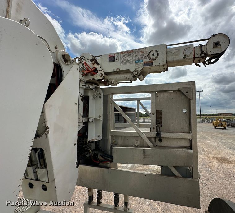 image for item EJ8964 2006 International  7600 bucket truck