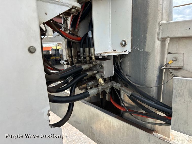 image for item EJ8964 2006 International  7600 bucket truck