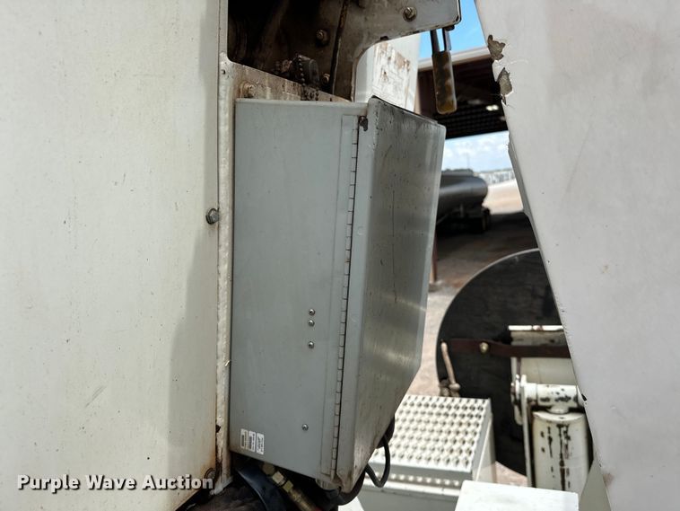 image for item EJ8964 2006 International  7600 bucket truck