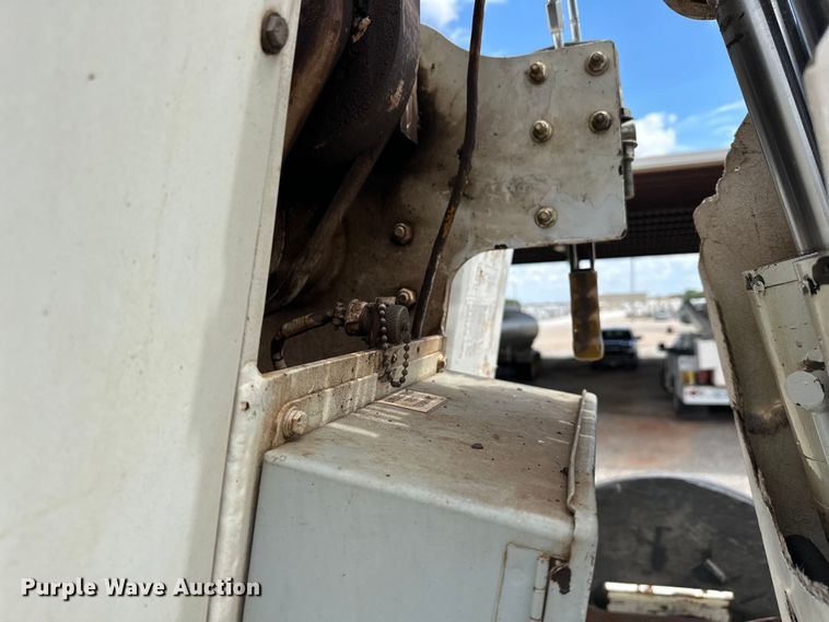 image for item EJ8964 2006 International  7600 bucket truck