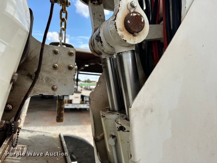 image for item EJ8964 2006 International  7600 bucket truck