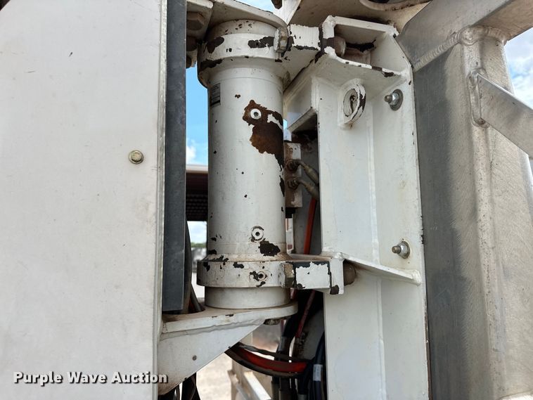 image for item EJ8964 2006 International  7600 bucket truck