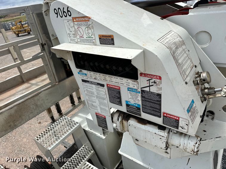 image for item EJ8964 2006 International  7600 bucket truck