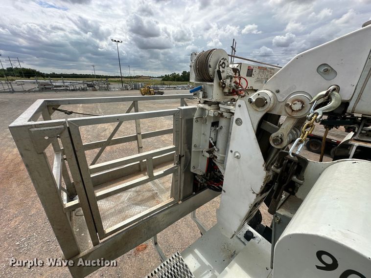 image for item EJ8964 2006 International  7600 bucket truck